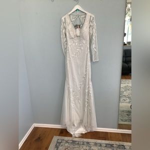 Sequin gown in ivory pearl with v-neckline Adrianna Papell 40307